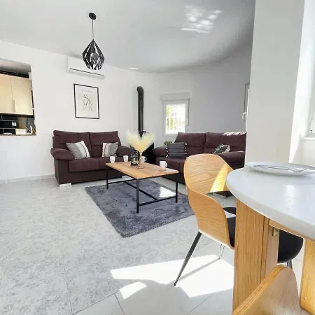 Modernized 3 Bed With Pool Lf16